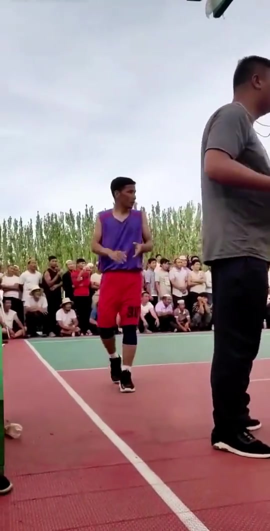 篮球赛事中一场激烈的对抗引发争议 篮球赛事中一场激烈的对抗引发争议
