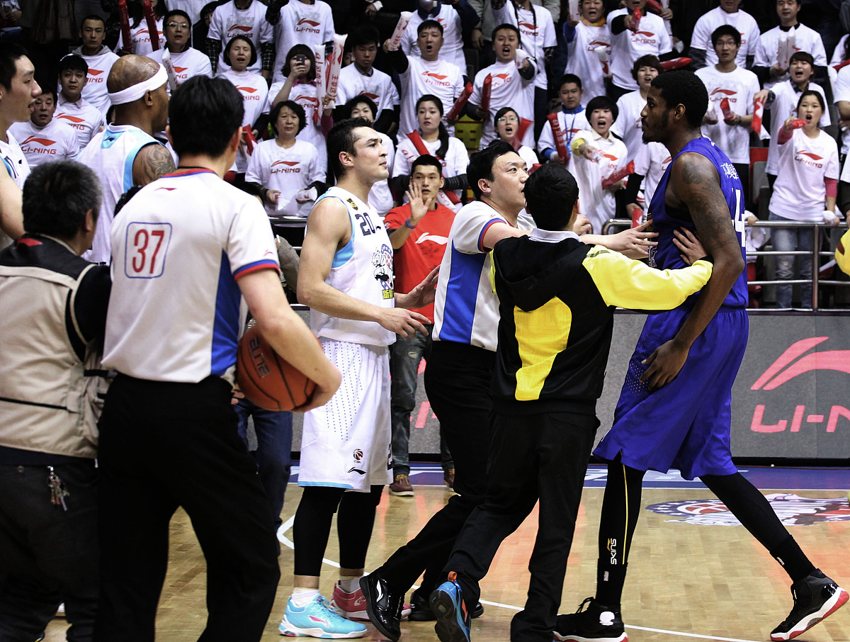 篮球赛事中一场激烈的对抗引发争议 篮球赛事中一场激烈的对抗引发争议