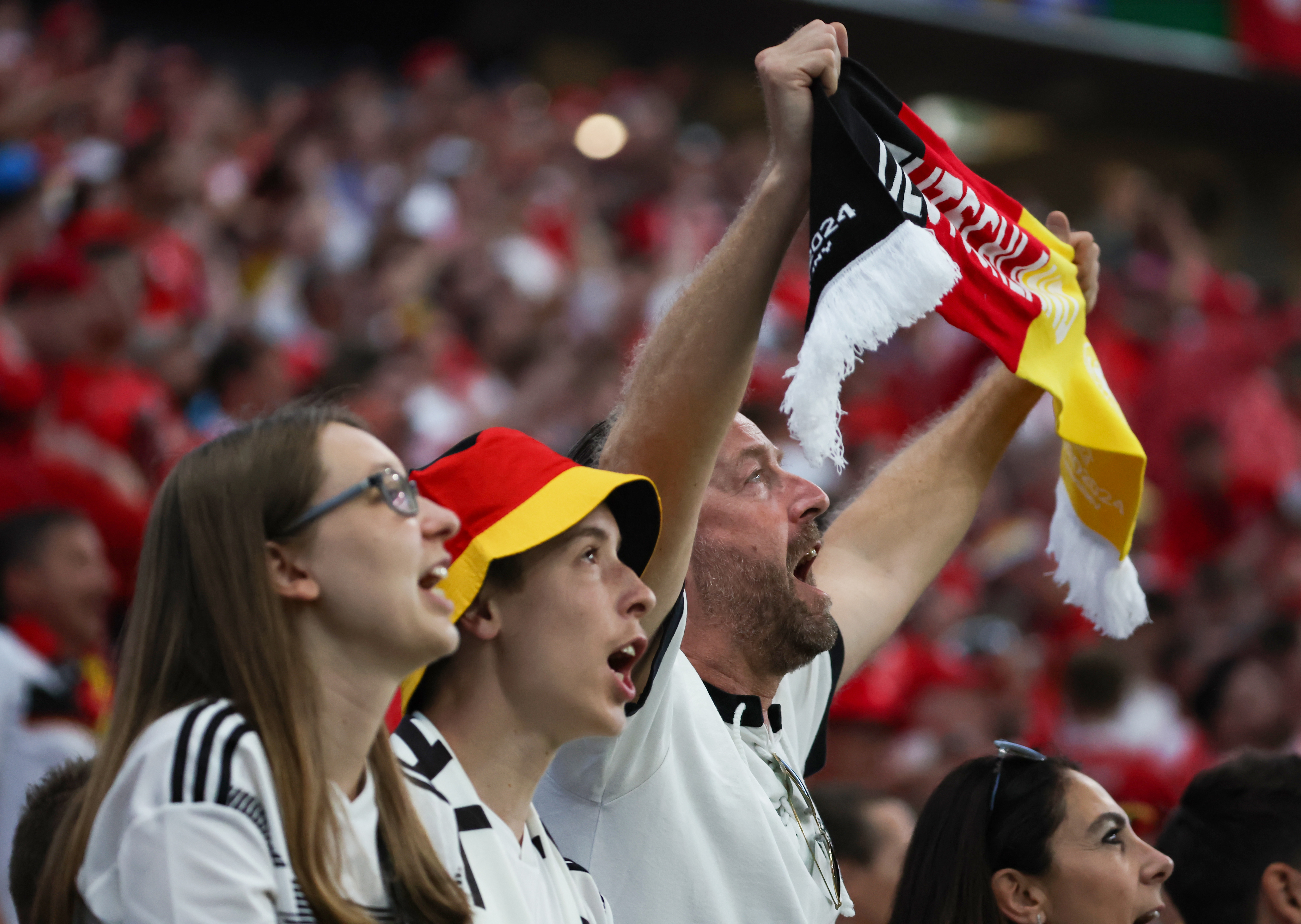 热血激情的足球赛,让现场观众如潮的简单介绍 热血激情的足球赛,让现场观众如潮的简单介绍