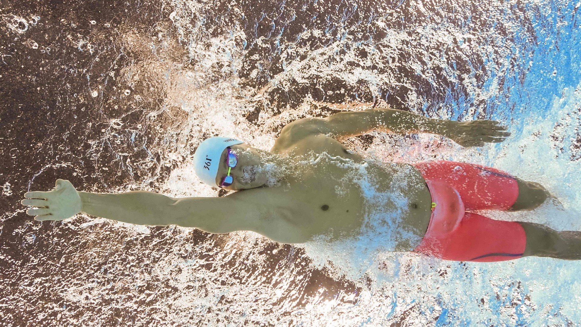 街道飞驰与球场绝杀，速度与意志的双重奏