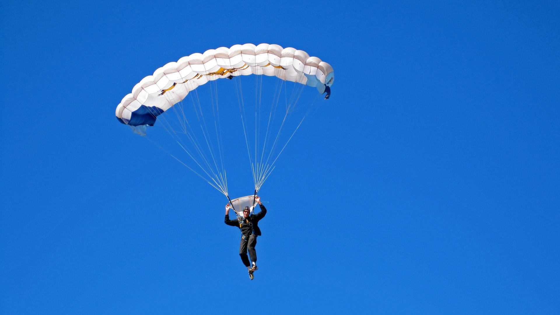 赛道上的红色风暴，勒克莱尔高光表现引领法拉利横扫哈斯车队
